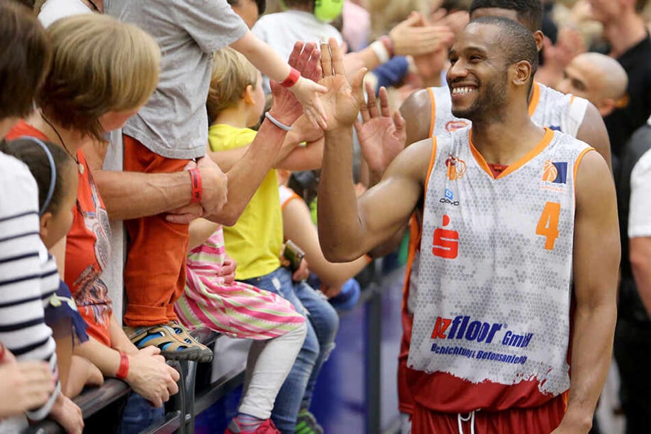 Hier klatscht er noch mit den Fans ab. Doch nun hat Publikumsliebling Virgil Matthews Chemnitz verlassen.