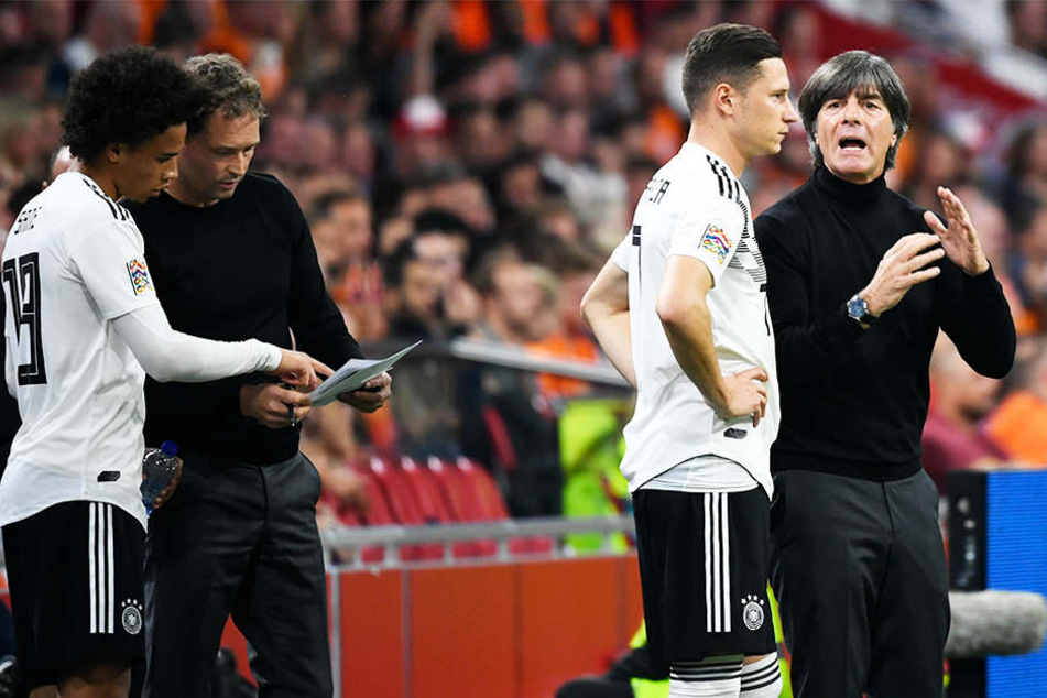 Joachim Löw (r.) gibt Julian Draxler (Zweiter von rechts) Anweisungen. Für den Bundestrainer ist das Spiel gegen Frankreich zukunftsweisend.