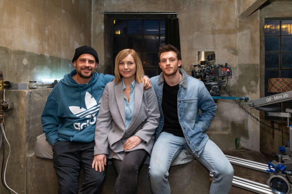 Regisseur Moritz Bleibtreu und die Schauspieler Nadja Uhl und Jannis Niewöhner sitzen während der Dreharbeiten zum Psychothriller "Cortex" am Set.