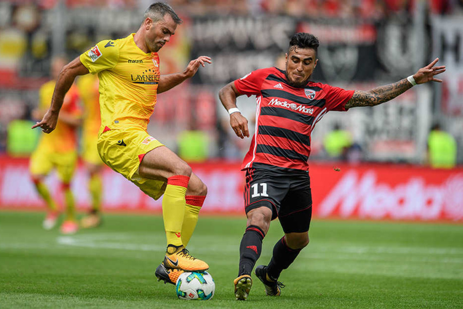Marc Torrejon von Union Berlin (l) im Zweikampf mit Dario Lezcano vom FC Ingolstadt.
