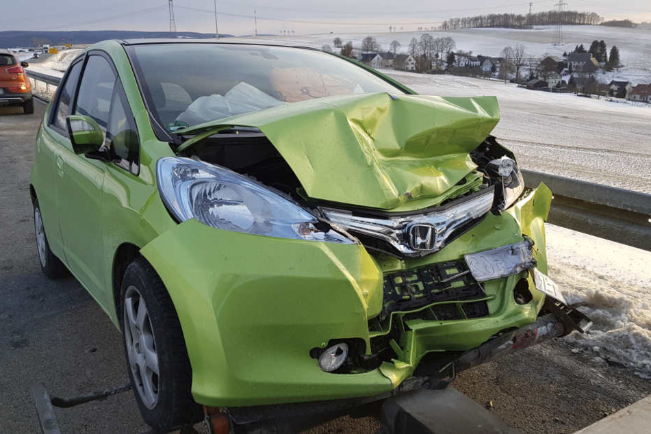 Der Honda-Fahrer wollte einen Laster überholen, als er mit eine entgegenkommenden Auto zusammenstieß.