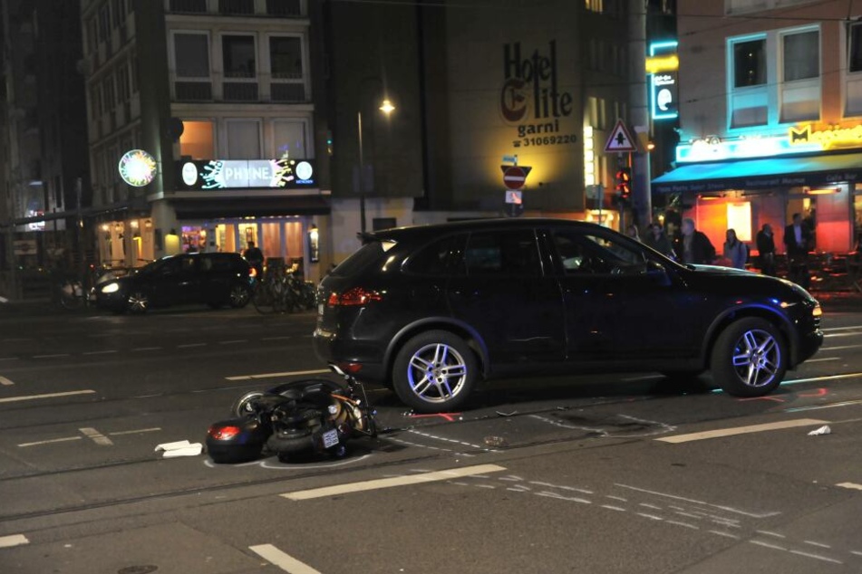 Der Fahrer eines Motorrollers verletzte sich bei dem Unfall schwer.