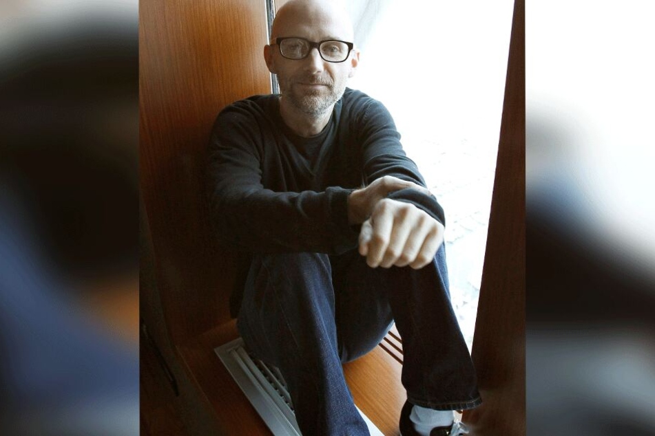 US-Musiker Richard Melville alias Moby sitzt 2011 bei einem Interview in Barcelona auf dem Fensterbrett.