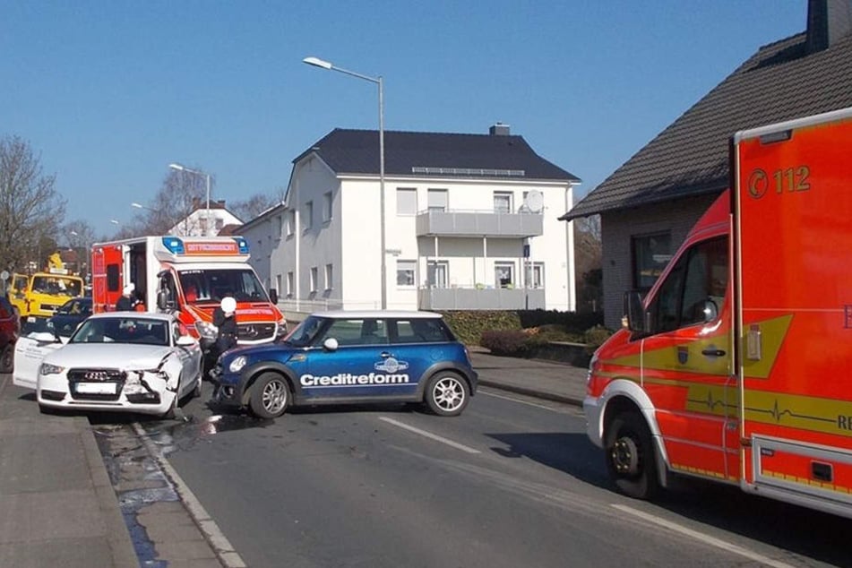 Die Fahrerin des Mini wollte auf das Tankstellengelände abbiegen, als es zum Unfall kam.