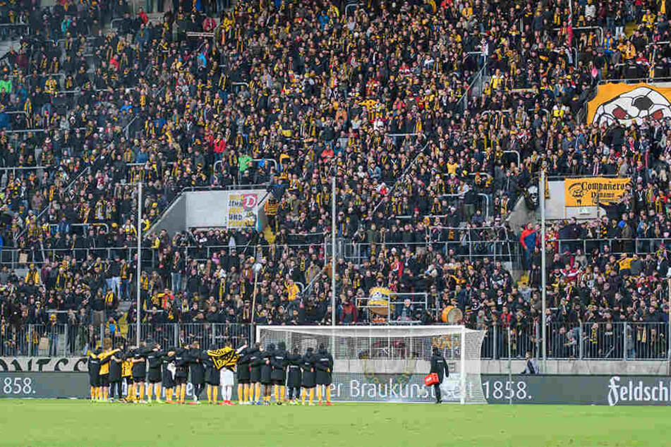 Die Dynamo-Ultras im K-Block waren trotz der Niederlage offenbar mit den Profis im Einklang und sangen fröhliche Lieder. Vom restlichen Publikum gab es dagegen gellende Pfiffe.