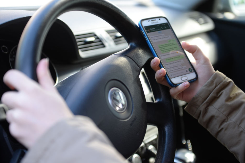 Finger weg vom Smartphone am Steuer, lautet die Botschaft der Stadt. (Symbolbild)