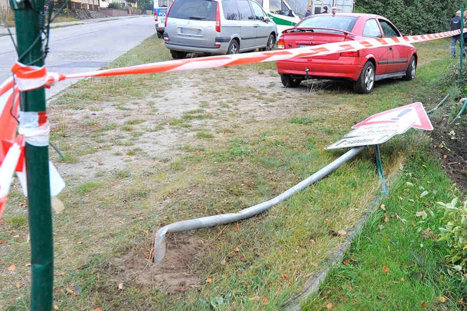 Der Fahrer fuhr bei seinem Unfall ein Verkehrsschild um.