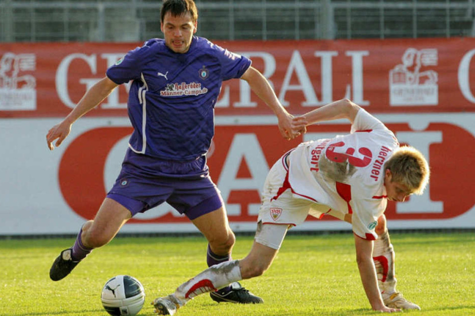 Er spielt einst gegen Aue:
Sebastian Hertner (r.) im Trikot der „U23“ des VfB im Frühjahr 2010 gegen den
damaligen FCE-Kicker Sven Müller. Aue
gewann die Drittligapartie 2:1.