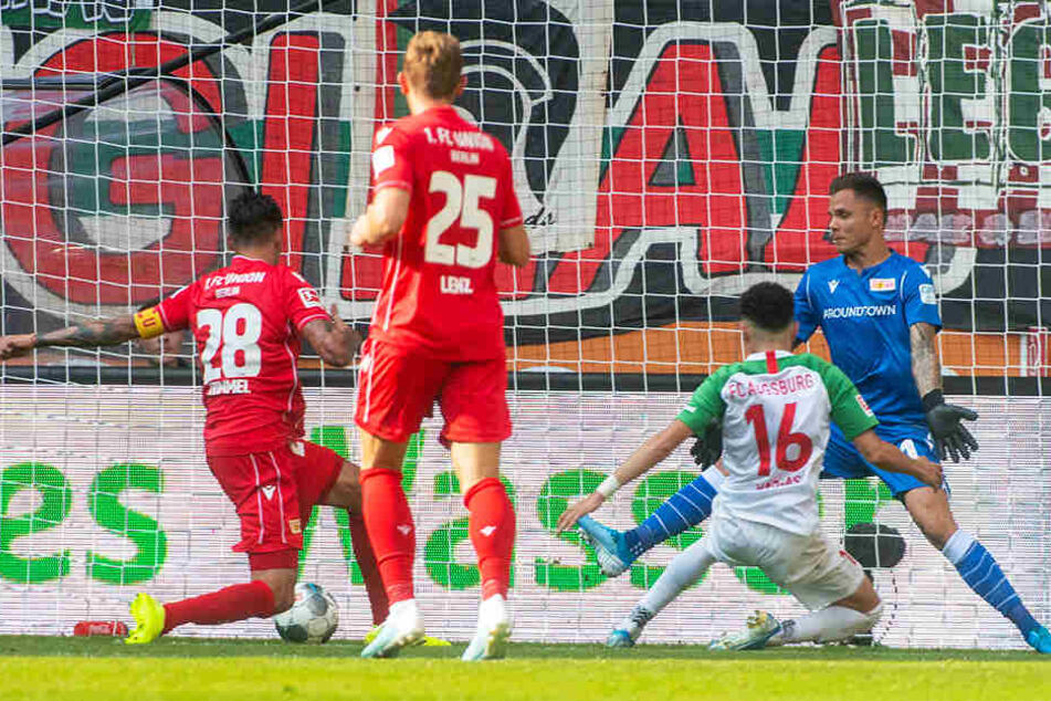 Unions Kapitän Christopher Trimmel (l.) und Keeper Rafal Gikiewicz (r.) können das 0:1 durch Ruben Vargas (Zweiter von rechts) nicht verhindern.