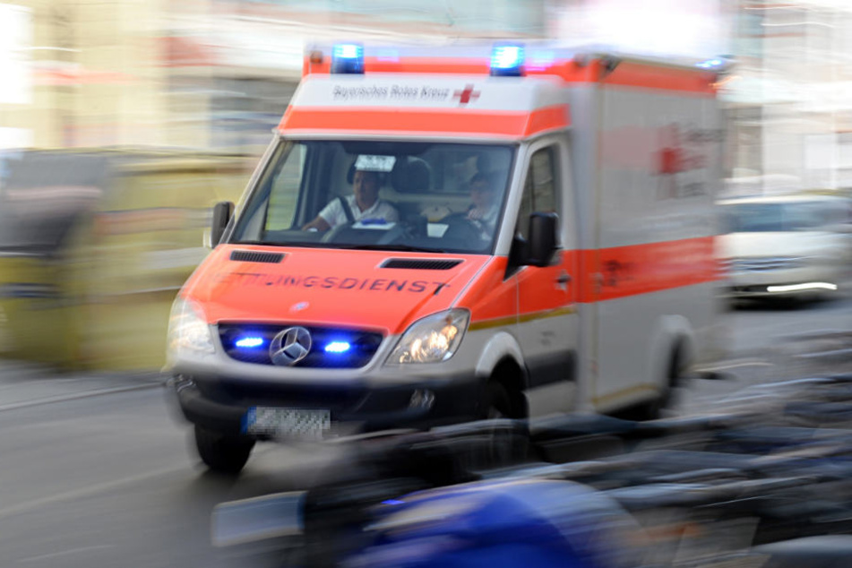 Das Auto ging sofort in Flammen auf. (Symbolbild)