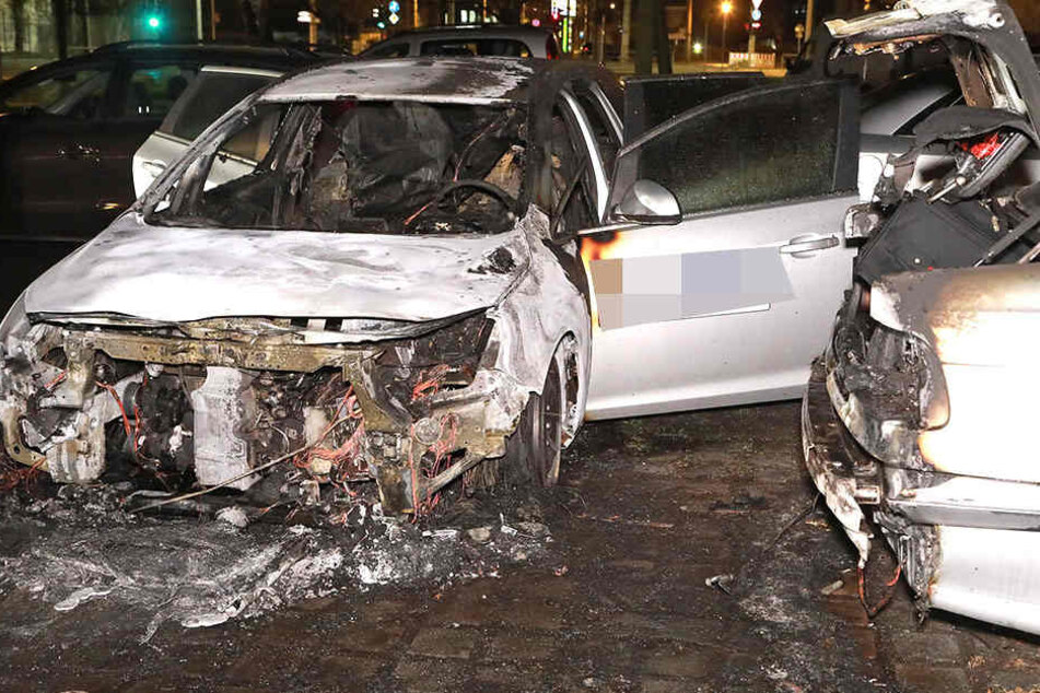 Zwei brennende Autos und das mitten in der Nacht in Dresden.