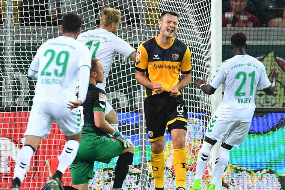 Florian Ballas (2.v.r.) ärgert sich nach dem späten Ausgleich der Fürther