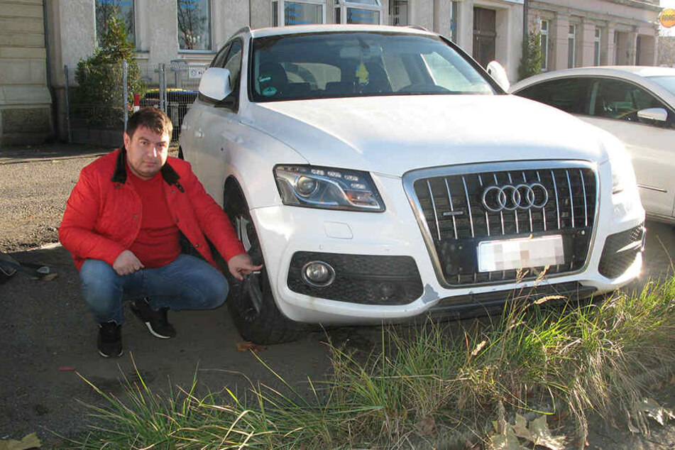 Alexander Mints (33) zeigt seinen Audi Q5. Brandstifter hatten versucht, das Auto anzuzünden.