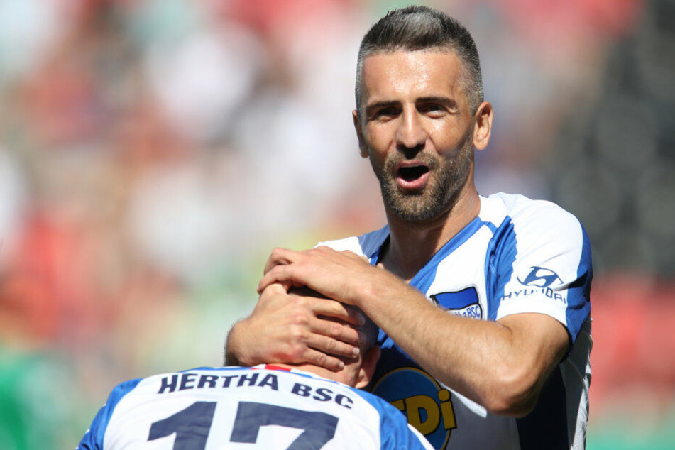 Maximilian Mittelstädt jubelt mit Vedad Ibisevic nach seinem Treffer zum 2:0.