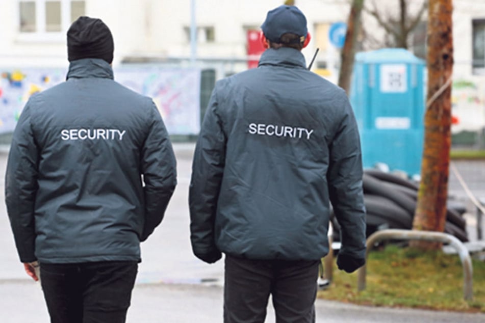 Zollfahnder nahmen zwei führende
Mitarbeiter eines Wachdienstes fest