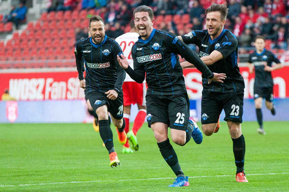 Aykut Soyak (mi.) freut sich mit Sebastian Heidinger (li.) und Robin Krauße (re.) über den Führungstreffer.