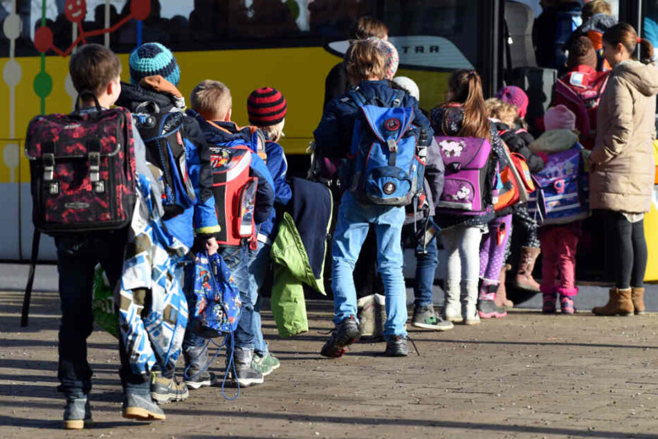 Die Fahrerin hatte die Kinder gerade an der Schule abgesetzt. Dann wurde der Bus angehalten. (Symbolbild)
