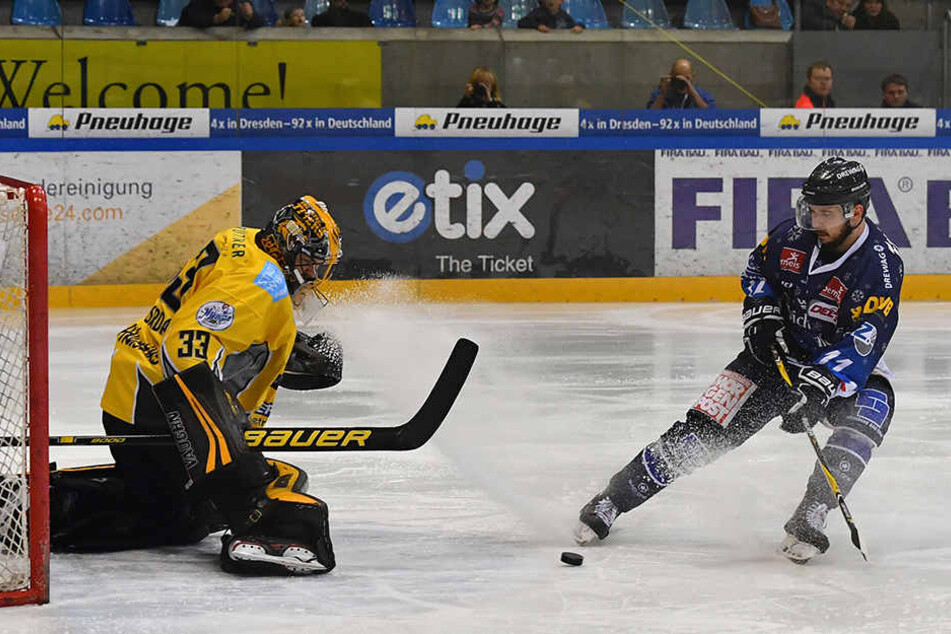 Steven Rupprich, hier im Heimspiel gegen die Bayreuth Tigers an der Scheibe, hofft am Freitag im "tierischen Duell" mit den Löwen Frankfurt auf den nächsten Sieg. "Wir müssen vorm Tor noch härter arbeiten, noch mehr Willen zeigen, uns durchzusetzen", ford