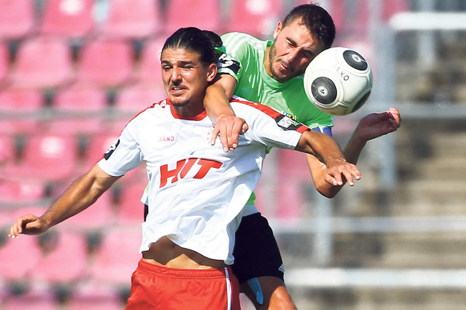 Augen zu und durch: CFC-Kapitän Kevin Conrad (r.) im Kopfball-Duell mit Serhat Koruk.