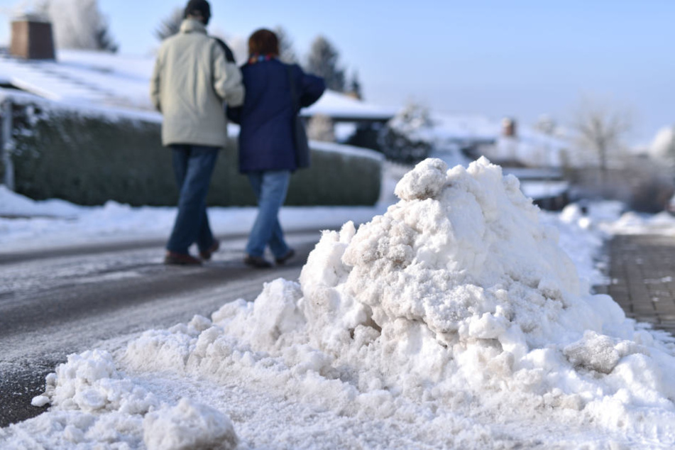 Grundstückseigentümer sind verpflichtet, Geh- und Radwege von Schnee und Eis zu befreien.