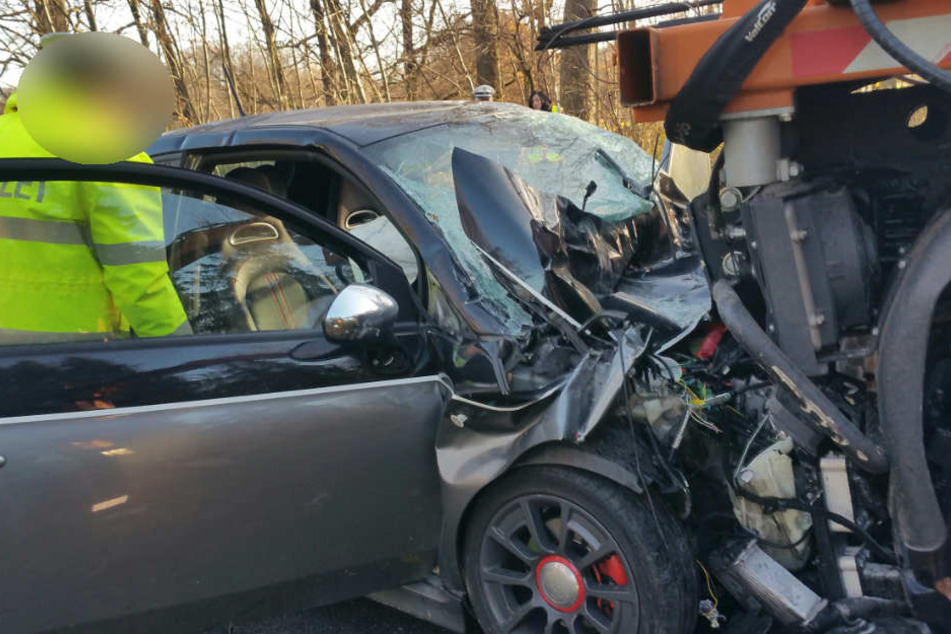 Zur Zeit dauern die Ermittlungen an, warum der 54-Jährige mit seinem Fiat Abarth auf das Mähfahrzeug gefahren ist.