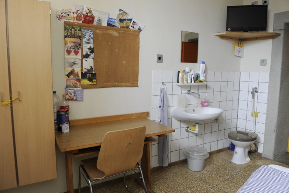 In so einer kleinen Knast-Zelle kann sich ein unangenehmer Geruch schon mal schnell ausbreiten!