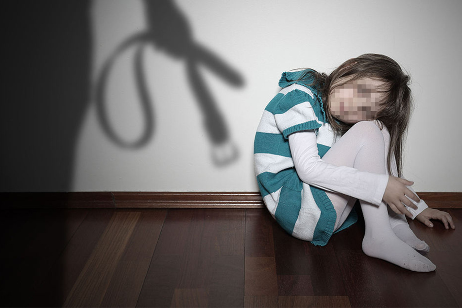 Der 47-jährige Familienvater soll seine Stieftochter über 50 Mal missbraucht haben. (Symbolbild)