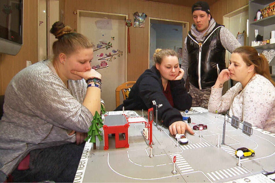 Lavinia, Sarah-Jane und Sarafina (l-r) büffeln mit Flo Führerschein-Theorie.
