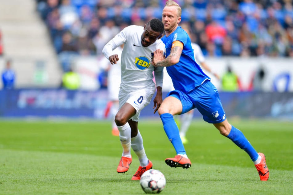Berlins Salomon Kalou (l) und Hoffenheims Kevin Vogt kämpfen um den Ball.