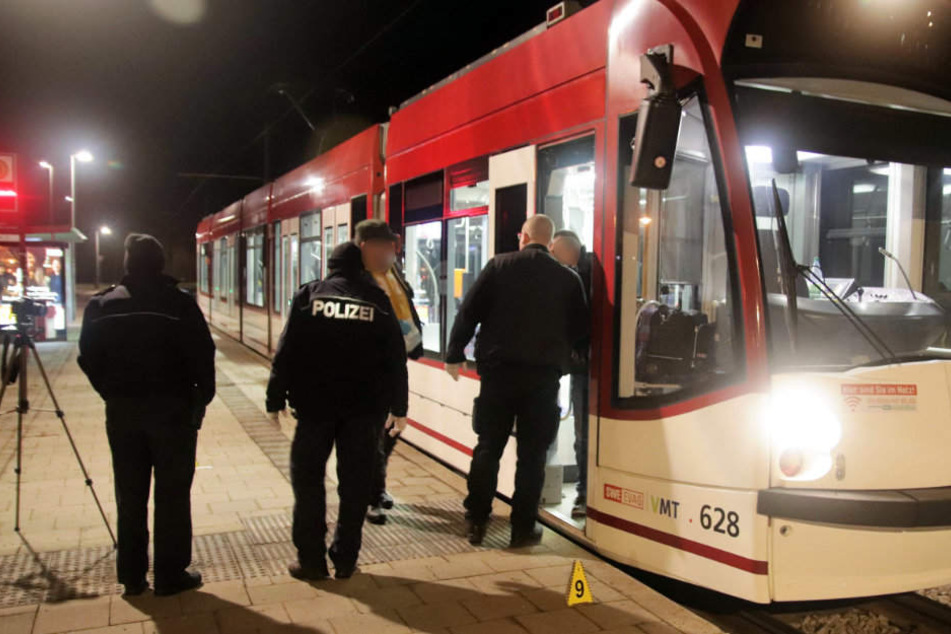 Die Kriminalpolizei sicherte an der Endhaltestelle "Zoopark" akribisch Spuren.