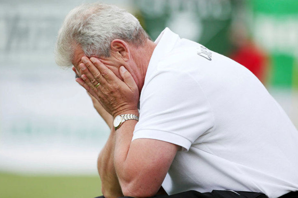 Ein Abend zum Vergessen: Chemie-Trainer Dietmar Demuth traute seinen Augen nicht.