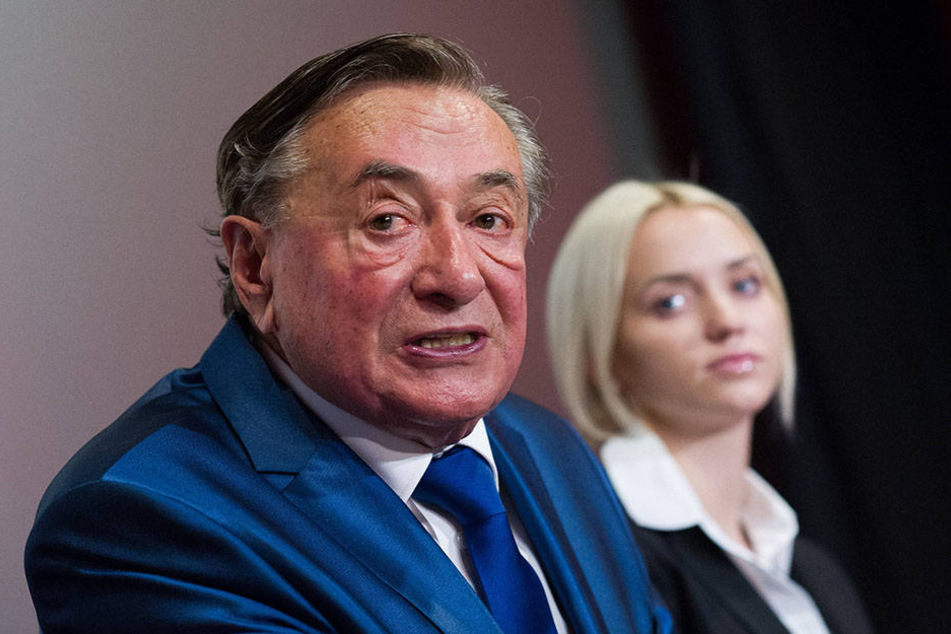 Richard soll Cathy aus der Firma rausgeschmissen haben.