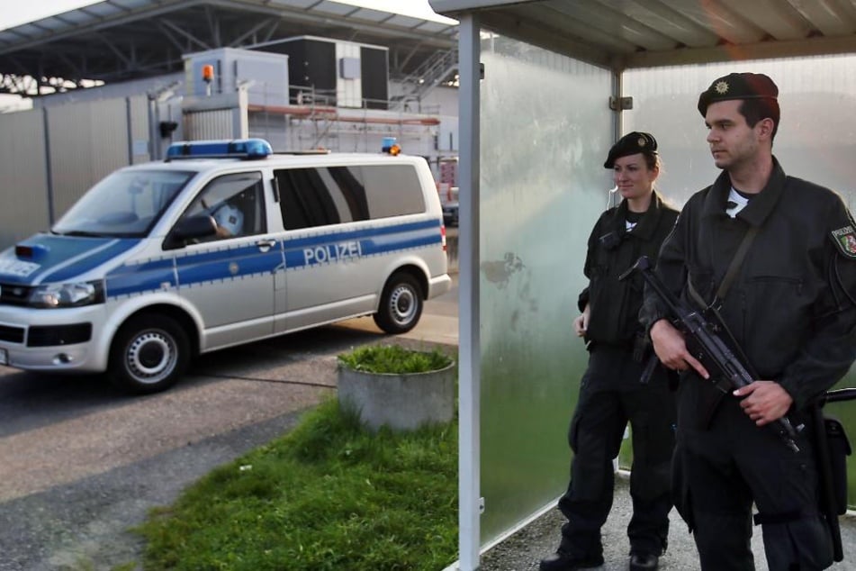 Polizisten sichern das Oberlandesgericht in Düsseldorf. (Archivbild)