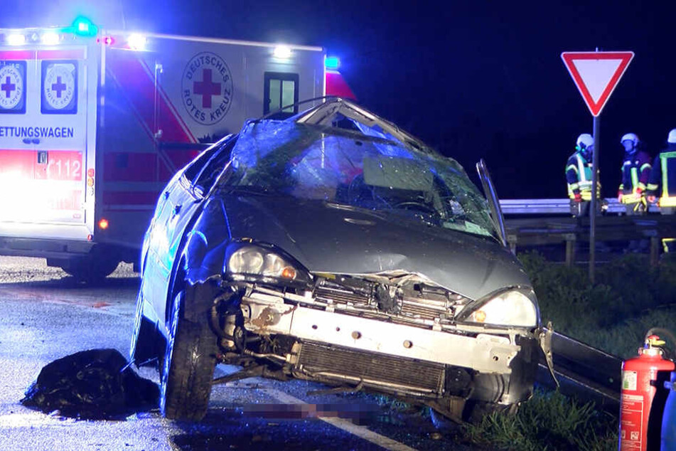 Der Junge war bei dem Unfall unter dem Auto eingeklemmt.