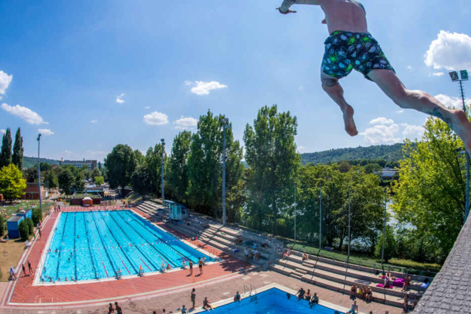 Die Feuerwehr Grimma kann sich über kostenlosen Eintritt ins Freibad freuen (Symbolbild).