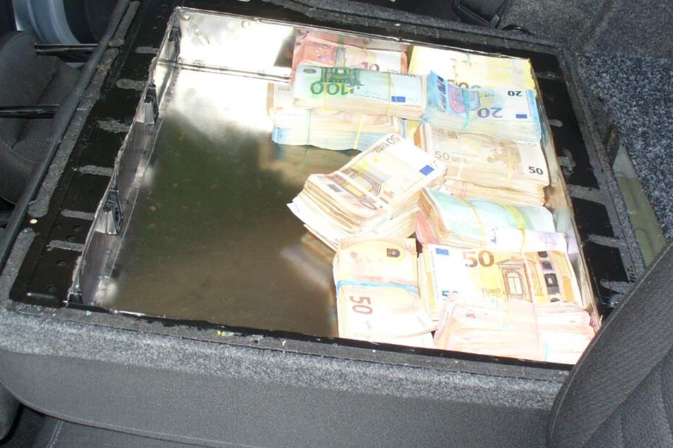 In den Rückenlehnen hatte der Mann das Geld versteckt.