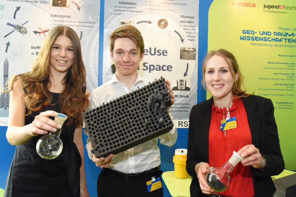 Lara Neubert (von links nach recht), Adrian Schorowsky und Leni Termann wollen Plastikmüll im Weltraum recyceln.