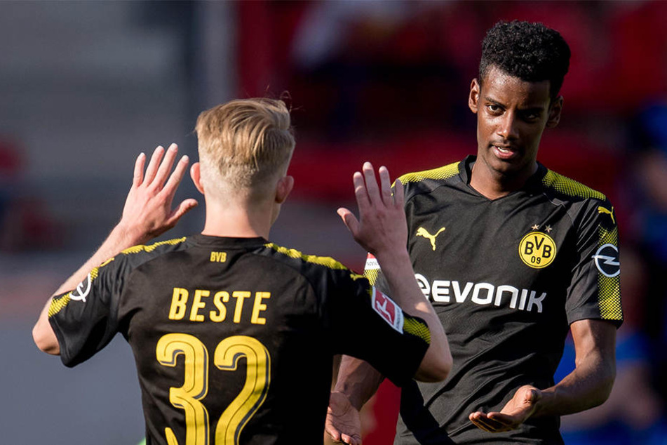 Der vierfache Torschützr Alexander Isak (rechts) wird beglückwünscht.