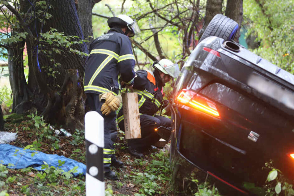 Rettungskräfte versuchten den Fahrer zu bergen.