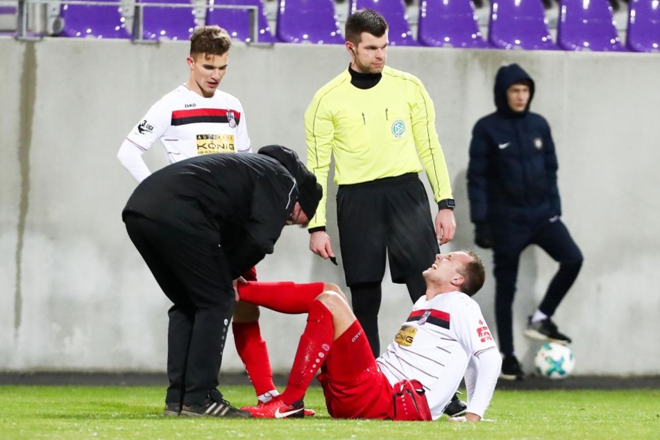 Tobias Kraulich verletzt am Boden.