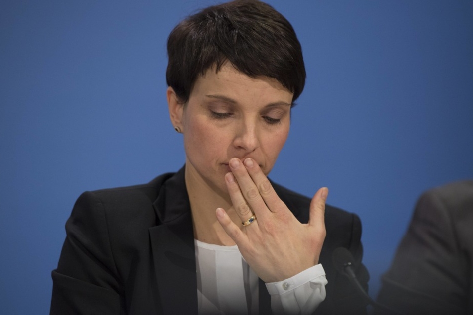 Na, ist das schon die erste Morgenübelkeit?! Frauke Petry (41, AfD) ist schwanger.