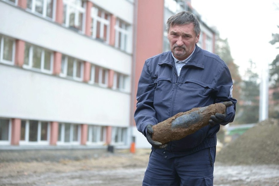 Hans-Peter Schmidt (58) vom Kampfmittelbeseitigungsdienst nahm die Granate mit.