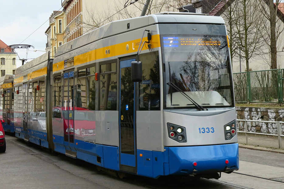 Der Daihatsu setzte im Tram-Gleisbett auf und blockierte dadurch die Gleise für eine entgegenkommende Straßenbahn. (Symbolbild)