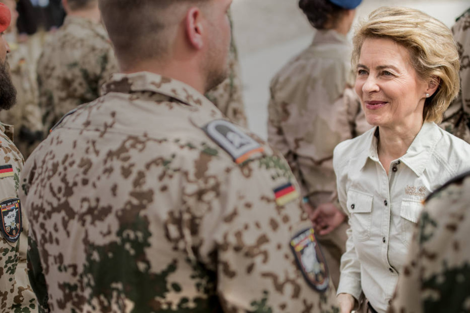 Ursula von der Leyen zeichnet Soldatinnen und Soldaten im Feldlager Camp Marmal bei der Medal Parade mit der Einsatzmedaille aus.