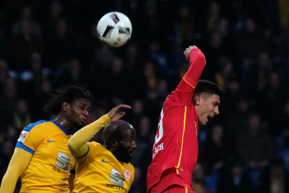Braunschweigs Joseph Baffo (v. l.) und Domi
Kumbela und Berlin Damir Kreilach kämpfen um den Ball.