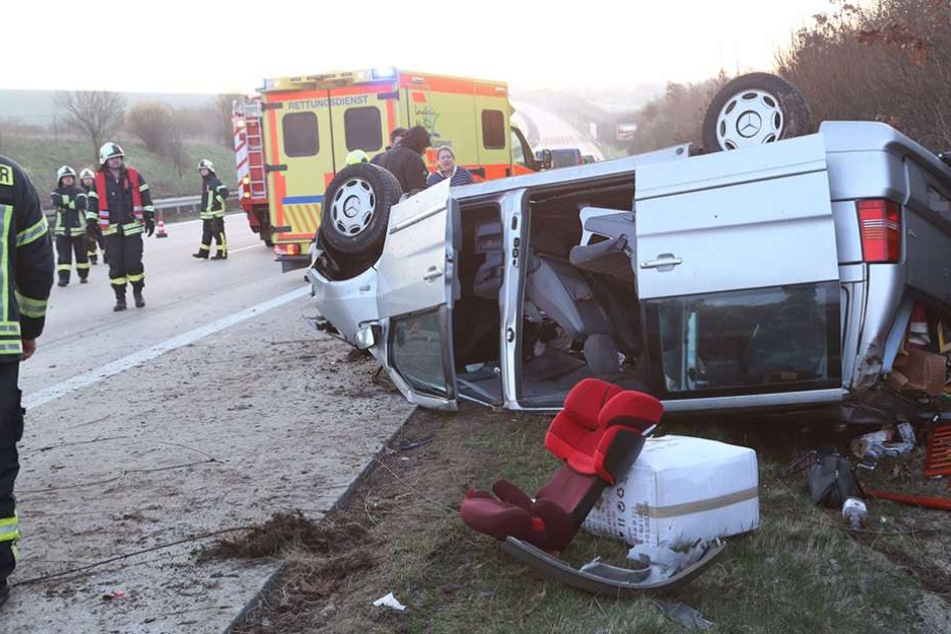 Ein Kindersitz liegt neben dem zerstörten Bus. Mehrere Insassen wurden bei dem Crash verletzt.