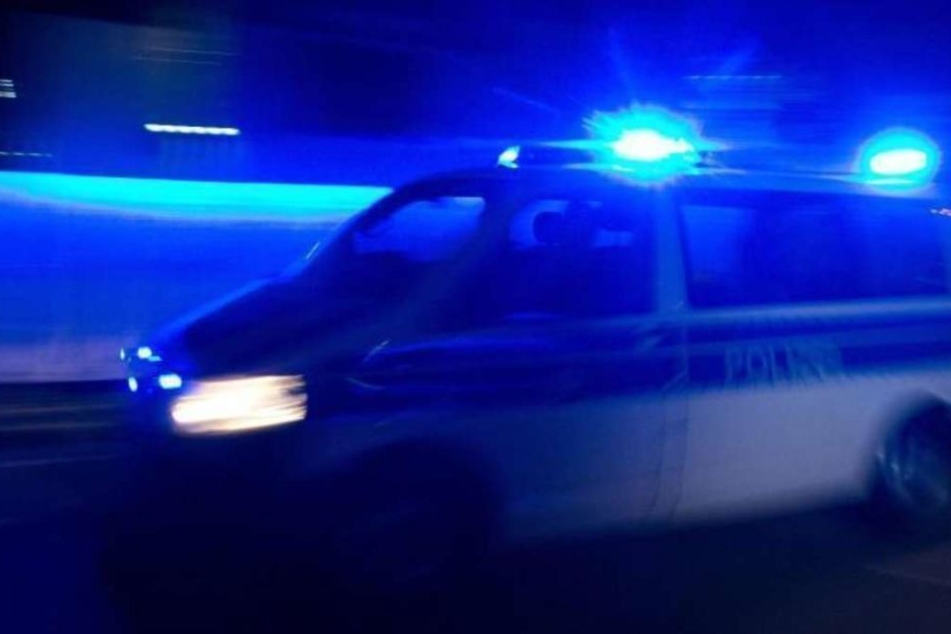 Auf der Gegenfahrbahn erfasste ein Auto den Mann - der 32-Jährige verstarb noch am Unfallort. (Symbolbild)