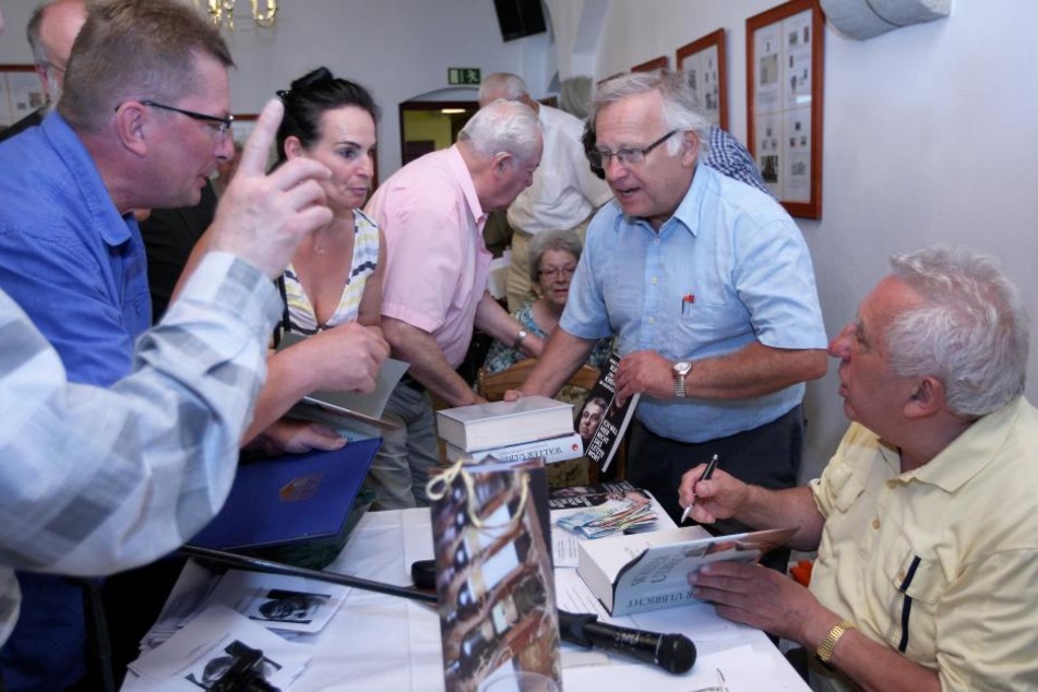 Alle wollten zu Egon: Nach seinem Vortrag schrieb Krenz fleißig
Autogramme.