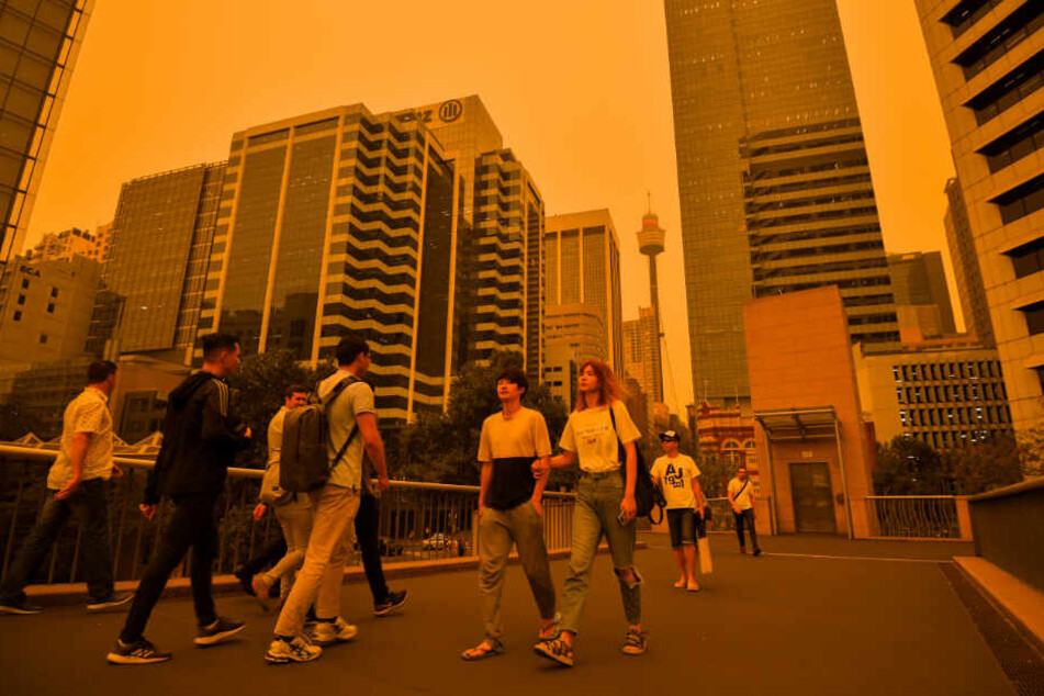 Der Himmel über der australischen Metropole hat eine bedrohliche Farbe angenommen.