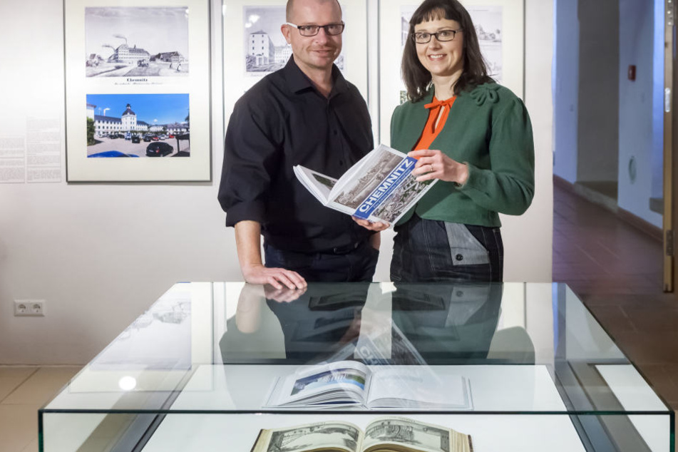 Fotograf Peter Zschage (47, l.) und Redakteurin Mandy Schneider (45) präsentierten das Buch im Schlossbergmuseum.
